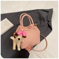 Détail du sac seau rose à motif litchi avec un pendentif chiot en peluche mignon - Sans Pendentif / Rose Sakura