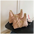 Sac à bandoulière rose matelassé avec chaîne dorée et fermoir métallique style chic - Petit / Rose