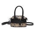 Elegante borsa sottobraccio con stampa serpente, finiture in pelle nera e tracolla - Cachi
