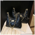 Sac bandoulière en cuir matelassé noir avec chaîne dorée et fermoir pivotant - Petit / Noir
