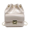 Eleganter beiger Leder Rucksack mit goldenem Kettenzug und gesteppten Details - Weiß