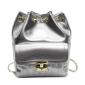 Silberner Rucksack im Metallic-Look mit goldener Kette und Steppmuster-Verzierung - Silber