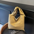 Bolso de punto a cuadros amarillos y negros con asa de nudo en silla de madera - Caqui