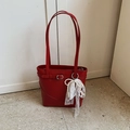 Bolso cubo minimalista rojo oscuro en cuero sintético con hebilla de plata y perlas - Con Colgante / Rojo