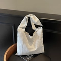 Bolso tote de cuadros con correas de lazo y cierre de botón sobre silla negra - Blanco