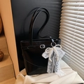 Bolso cubo minimalista de cuero negro con lazo de encaje y perlas y detalle de hebilla - Con Colgante / Negro