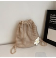 Details der beigen Stricktasche mit handgefertigten weißen Blumen und hohler Textur - Khaki