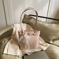 Bolso saco rosa claro minimalista para mujer con lazo de encaje en sofá de cuero - Con Colgante / Rosa