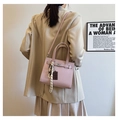 Dettaglio borsa in pelle martellata rosa con chiusura a scatto e catena intrecciata - Rosa Sakura