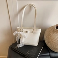 Bolso de hombro blanco crema con lazo de encaje, perlas y detalles plateados - Con Colgante / Blanco