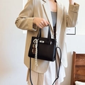 Borsa a mano classica in pelle nera con chiusura argento in un contesto moda lifestyle - Nero