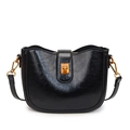 Borsa a tracolla nera lucida a mezzaluna con chiusura in metallo dorato su fondo bianco - Nero