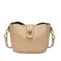 Elegante borsa a spalla semitonda beige con fibbia dorata vintage in pelle lucida - Cachi