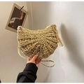 Handgewebte Stroh-Umhängetasche in Halbmondform in Beige mit Quasten-Detail und Flechtgurt - Gebrochenes Weiß