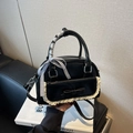 Borsa Boston nera in pelle con fiocco decorativo, bordo in pizzo e manico a nastro a quadretti - Nero