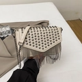 Borsa a tracolla crema con borchie metalliche e nappe a catena alla moda - Bianco Sporco