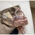 Dettaglio borsa rosa con fiocco, finiture in pizzo e foulard a scacchi sul manico - Rosa