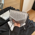 Borsa a tracolla argento con borchie coniche, frange e catena in metallo grigio scuro - Argento