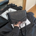 Borsa a tracolla in PU nera con borchie argentate e nappe a catena a strati stile punk - Nero