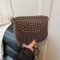 Elegante borsa a sella marrone scuro con borchie argentate e nappe a catena per donna - Marrone