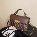 Bolso acolchado de cuero marrón oscuro con cierre dorado y correa de cadena elegante mujer - Café