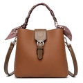 Bolso tipo cubo en cuero caramelo con costuras en contraste y detalle de pañuelo - Marrón Amarillento