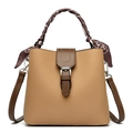Bolso cubo de cuero lichi en caqui y marrón con pañuelo de seda floral en el asa - Caqui