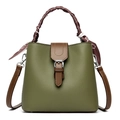 Bolso saco verde oliva con grano lichi, ribete marrón y asa envuelta en pañuelo - Verde oliva