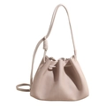 Minimalistische beige Beuteltasche aus Leder mit Litschi-Muster und Kordelzug - Gebrochenes Weiß