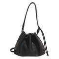 Minimalistische schwarze Eimertasche aus Kieselleder mit Kordelzug und Knotendetail - Schwarz