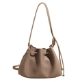 Minimalistische beige Beuteltasche mit strukturierter Lederoptik und Kordelzug - Khaki