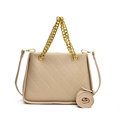 Sac bandoulière beige matelassé avec anse chaîne dorée et texture cuir synthétique - Kaki