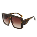 Fashionable oversized tortoise shell sunglasses with brown gradient lenses for women - Leopard Frame / Tea Lens