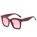 Occhiali da sole retrò squadrati bordeaux con lenti rosa e rivetti in argento lucido - Montatura Rosso Giuggiola Lenti Rosse