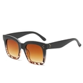 Retro Übergroße quadratische Sonnenbrille mit Schwarz-Leopard-Rahmen und Goldnieten - Schwarz und Schildpatt mit Tee-Verlaufslinsen