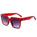 Modieuze vierkante zonnebril met transparant rood montuur en paarse verloopglazen - Rood Frame / Verloop Grijs