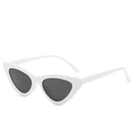 Lunettes de soleil œil de chat blanches triangulaires avec verres foncés de profil - Monture Blanche Verres Gris