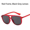 Lunettes de soleil carrées rouges tendance à double pont avec verres gris foncé pour homme - Monture rouge transparente verres gris