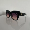 Oversized zwarte cat-eye zonnebril met paarse gradiënt glazen en gouden accenten - Zwart Frame Grijs Roze Glazen