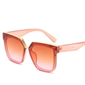 Quadratische Sonnenbrille mit orangefarbenem Farbverlauf und transparentem rosa Rahmen - Dunkelbrauner Rahmen Braune Gläser