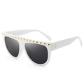 Lunettes de soleil oversize blanches avec clous dorés et verres gris foncé - Monture Blanc Uni Verres Gris Complet (C7)