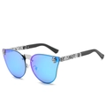 Lunettes œil-de-chat gothiques avec verres bleus réfléchissants et branches à crâne - En stock / Standard monture argentée avec verres bleu glacier