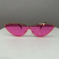 Mode-Sonnenbrille im Cat-Eye-Stil mit rosaroten Gläsern und schmalem Goldmetallrahmen - Goldrahmen Rosenrot Glas