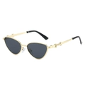 Lunettes de soleil œil-de-chat en métal doré avec branches à chaîne élégantes sur fond blanc - Monture Dorée Verres Gris