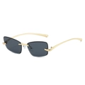 Randloze cat-eye zonnebril met rookgrijze glazen en slanke goudkleurige metalen poten - Gouden Frame Grijze Lenzen