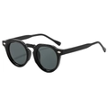 Klassische runde Sonnenbrille mit Nietendetails und dunklen Gläsern in der 45-Grad-Ansicht - Schwarzer Rahmen Schwarz Graue Gläser