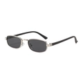 Lunettes de soleil rétro rectangulaires avec monture argentée et verres foncés sur blanc - Monture Argentée Verres Gris