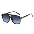 Lunettes de soleil pilote noires avec verres dégradés bleus et détails dorés en forme de T - Standard / Monture Noire Verres Gris Bleu
