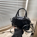 Borsa Boston nera lucida con fiocchi decorativi e tracolla regolabile - Nero senza Ciondolo