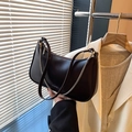 Borsa sottobraccio in pelle marrone scuro retrò con catena d'argento e scritta NO FILTER - Nero